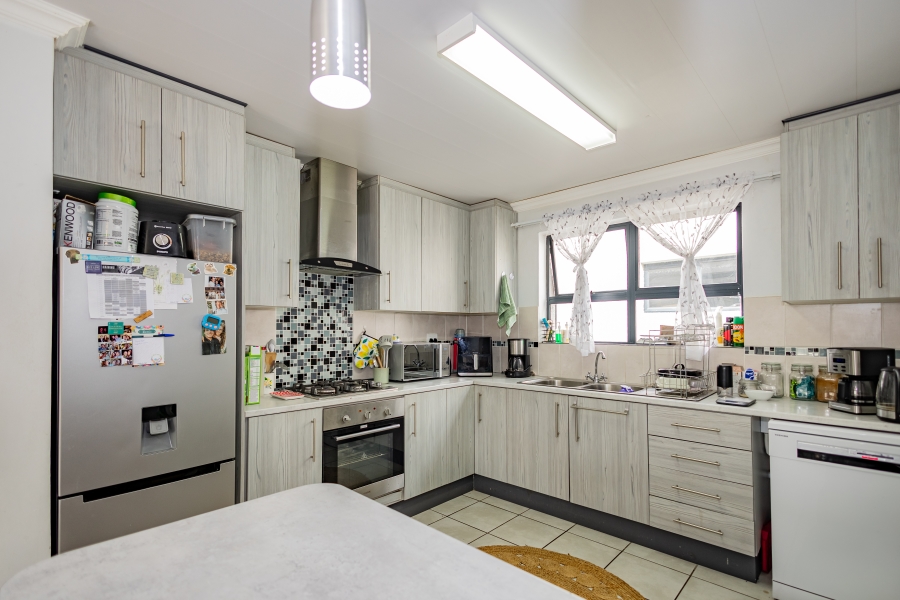5 Bedroom Property for Sale in Loucharmante Western Cape